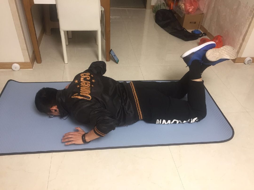 两组半程俯卧撑可以完成了,虽然还很弱,但是有进步,加油