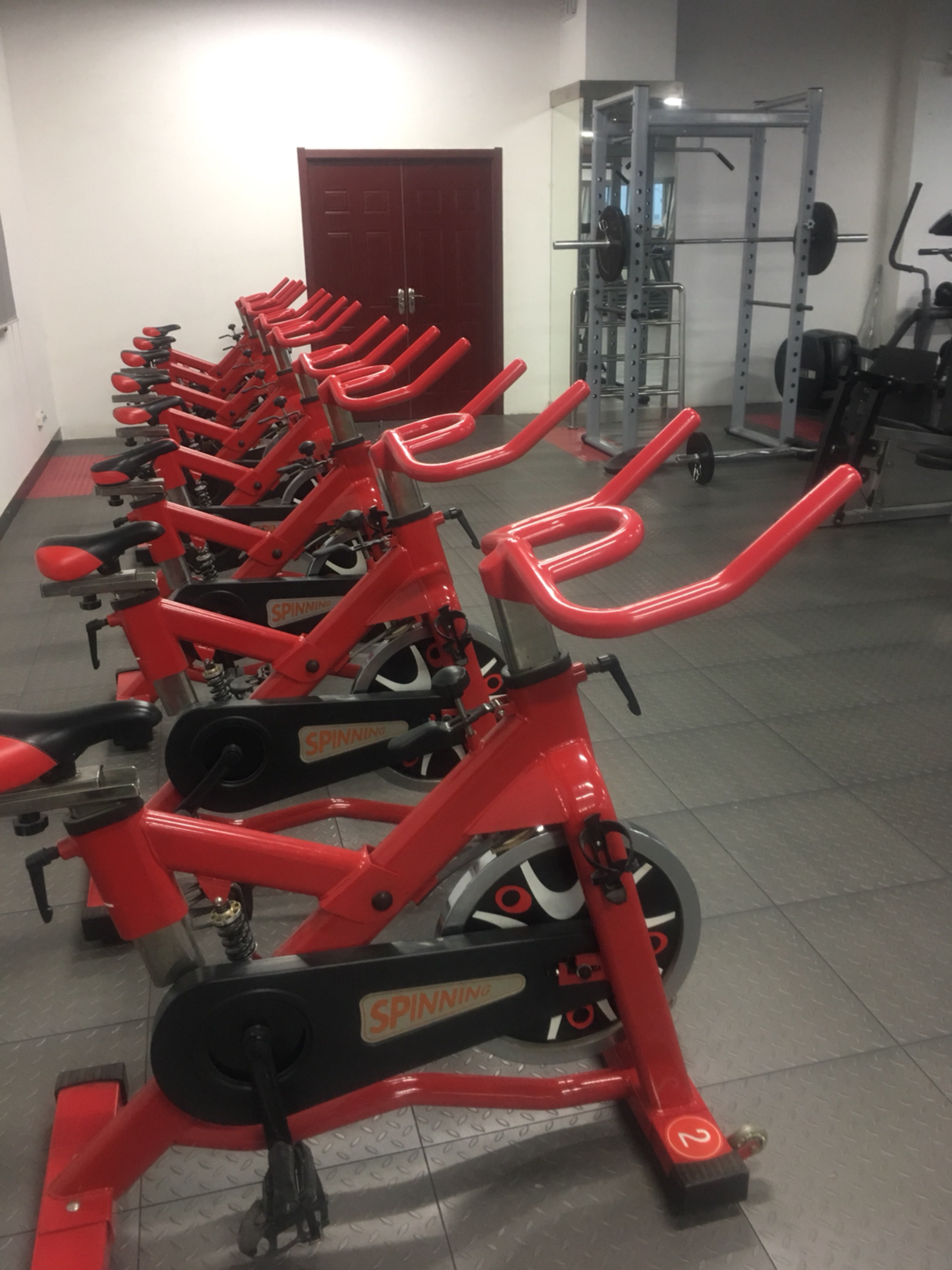 硕大的健身房一个人包场