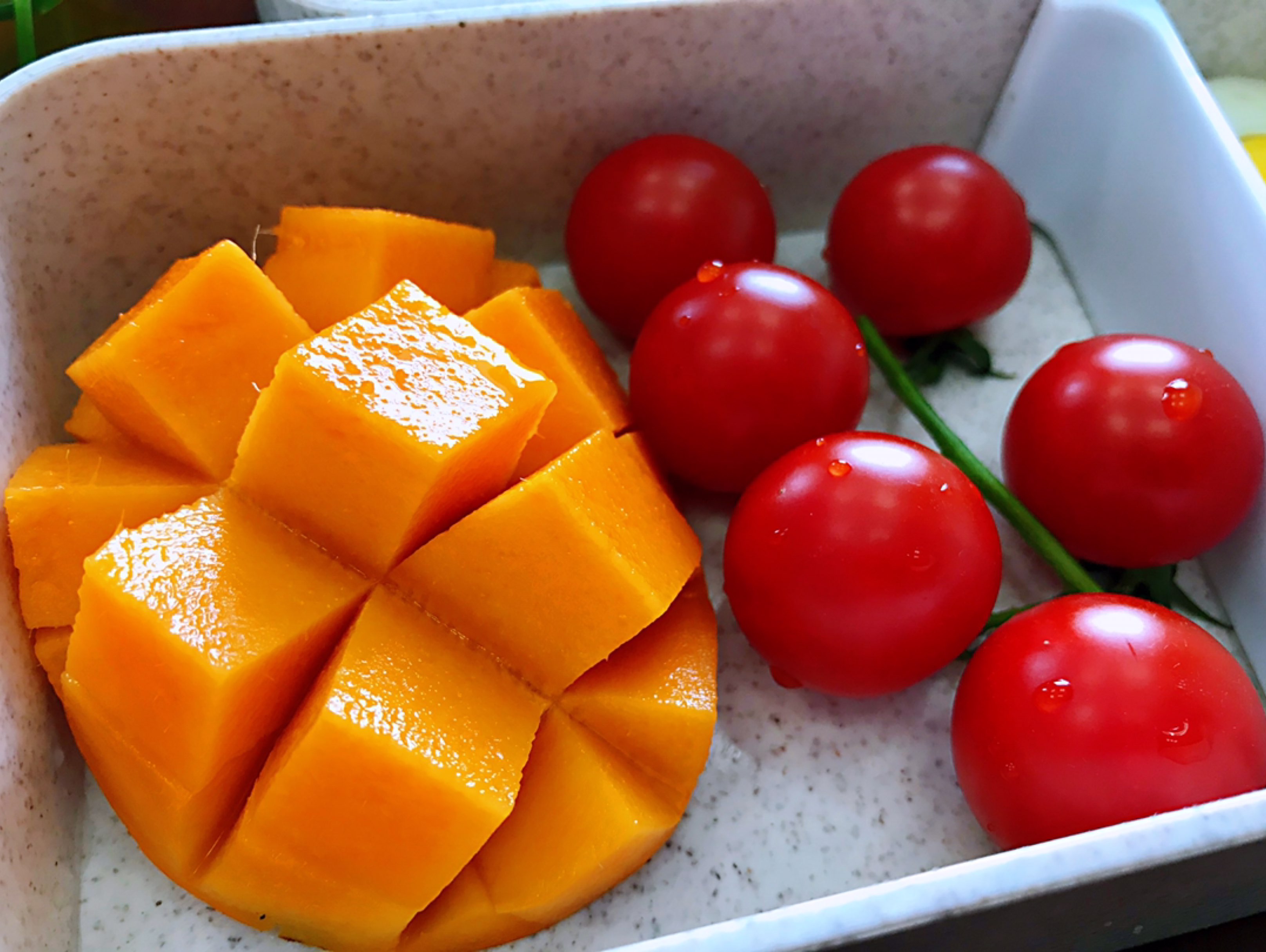 打卡274 今日份便当 西兰花 鲜肉蛋黄粽芒果 小番茄 鸡蛋