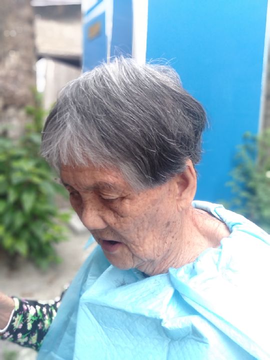 午安啦(给奶奶剪头发)手艺不精