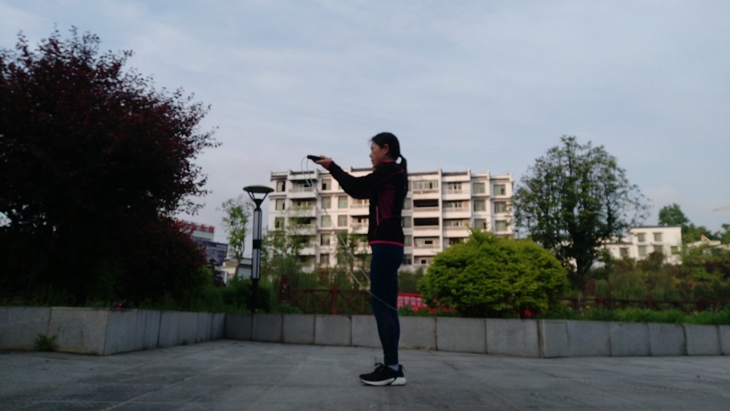 高抬腿跳绳真心累,而且跳绳的样子是不是好丑