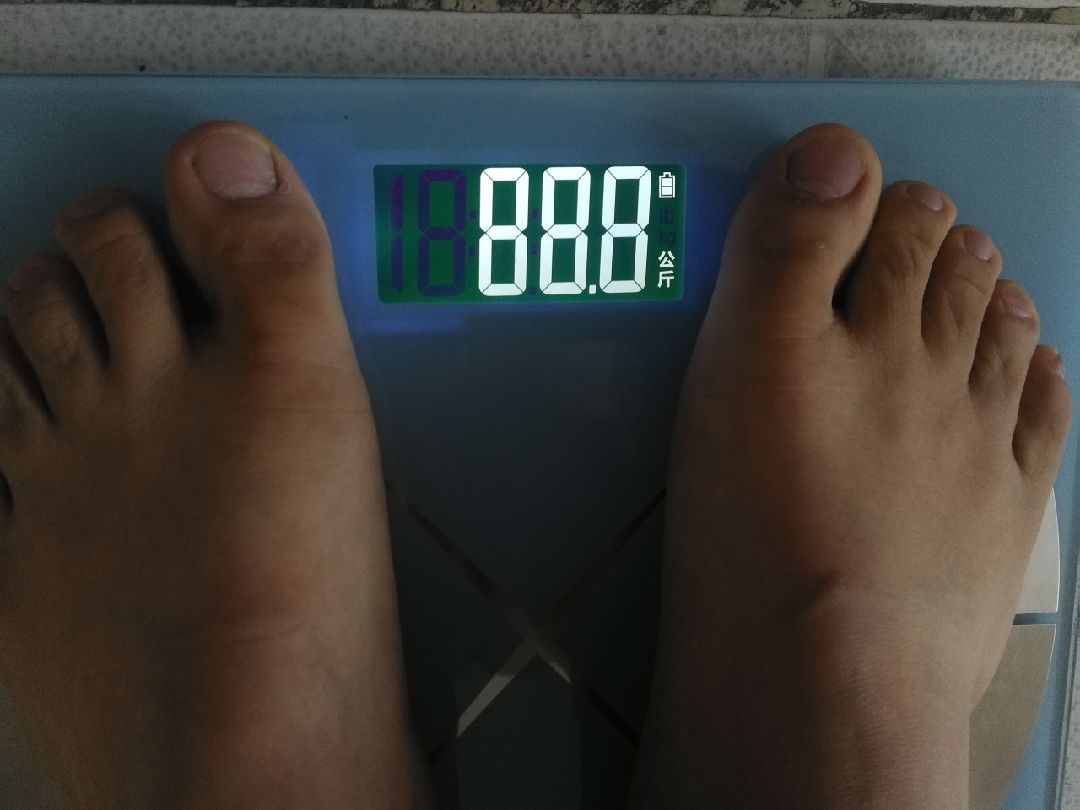 嗓子再次冒烟儿,以前没做过这个动作,还挺好玩儿的,周一秀体重,我今天