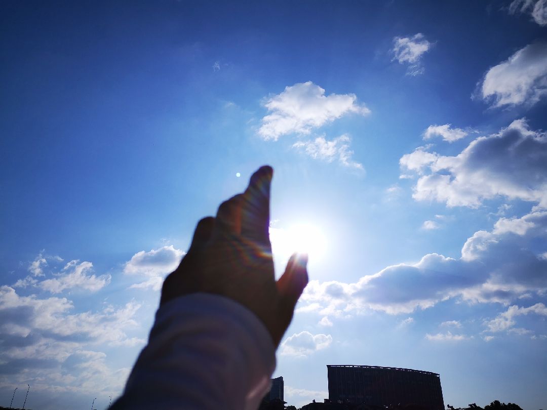 伸手就能碰到光