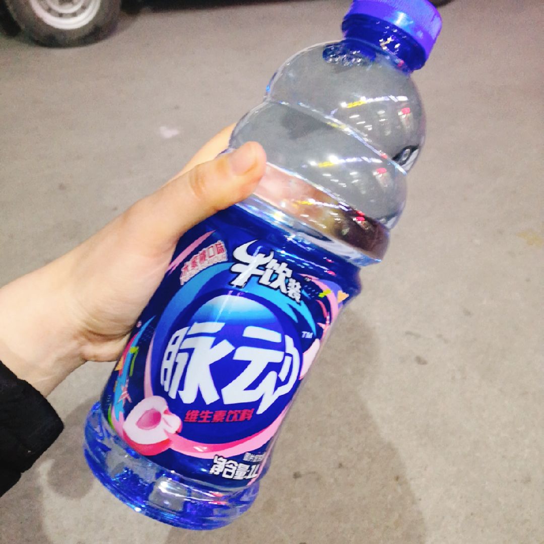 法桐叶片渐渐茂盛起来 绿意盎然 跑起来心情愉悦 跑完买了牛饮装脉动