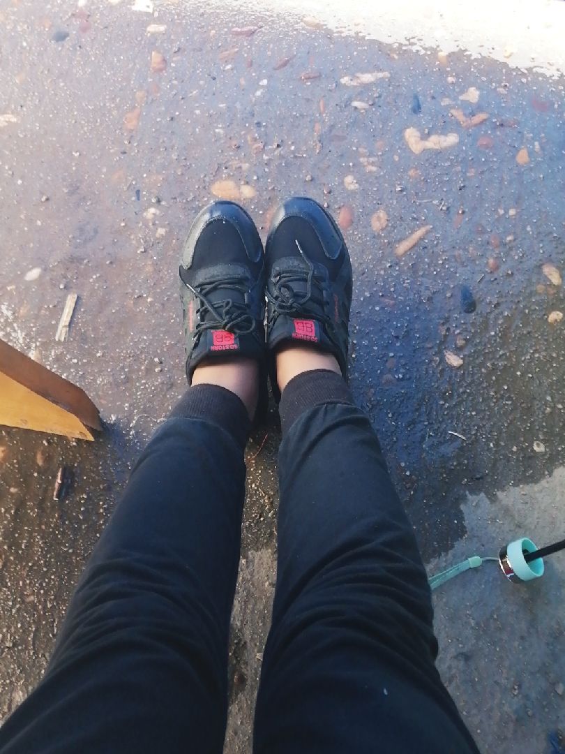 值班守马路,鞋子里面都湿了,垫子纸巾在里面
