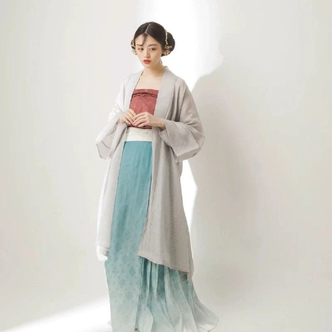 源于宋朝的对襟长衫,素淡清雅,材质多以罗纱为主,穿起来显得人格外