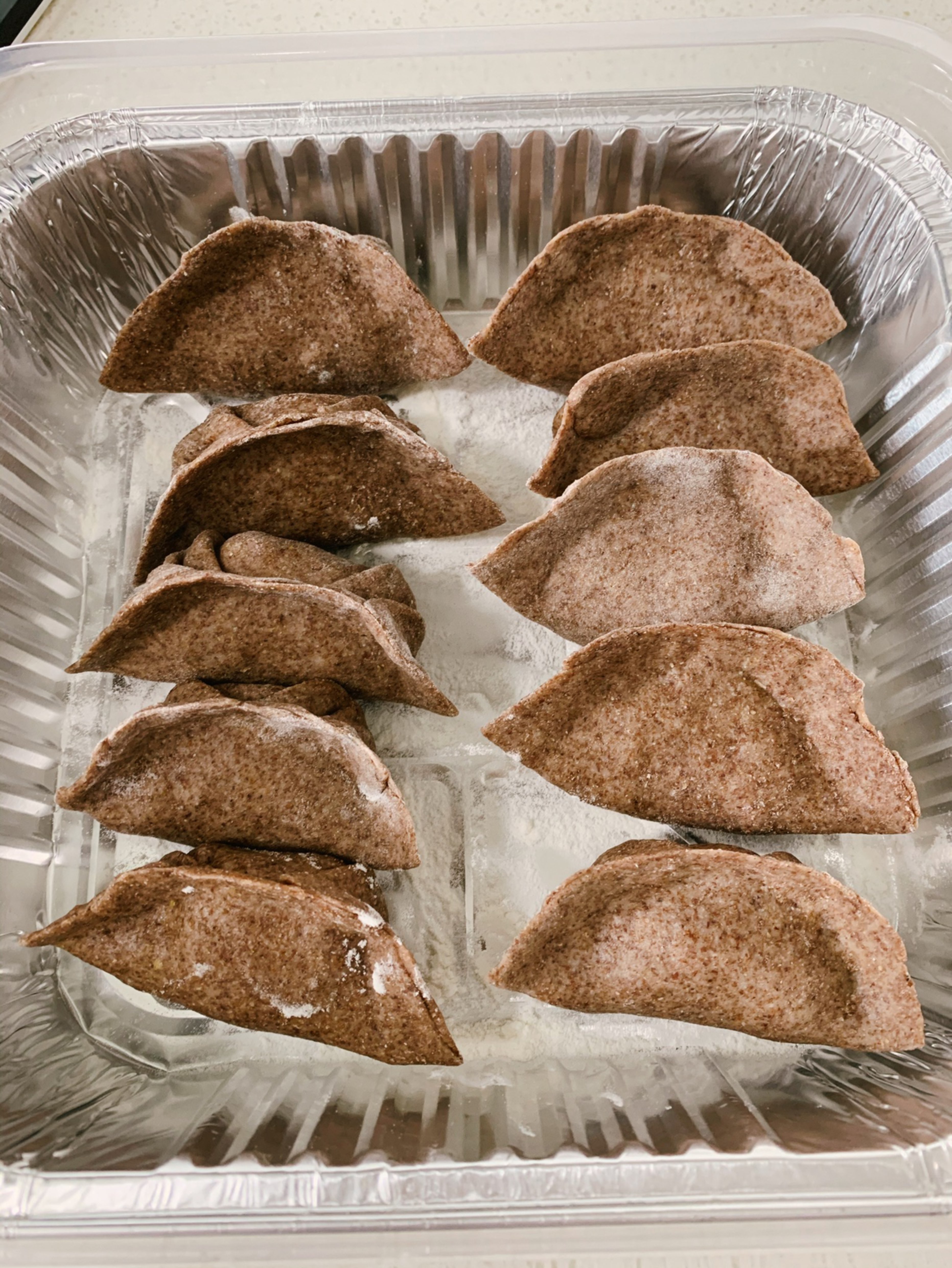 下午为了做这个黑麦鸡胸肉饺子,把自己给累惨了,擀皮子是个体力活