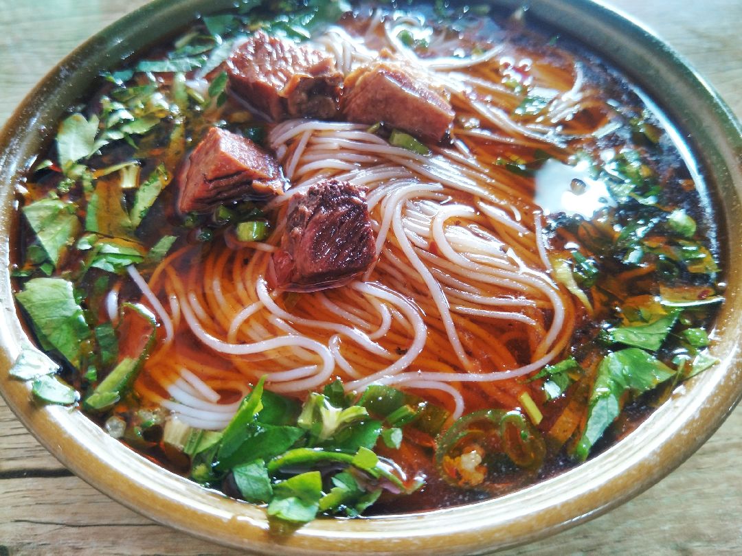 老板儿,一两米粉,红汤牛肉臊子!