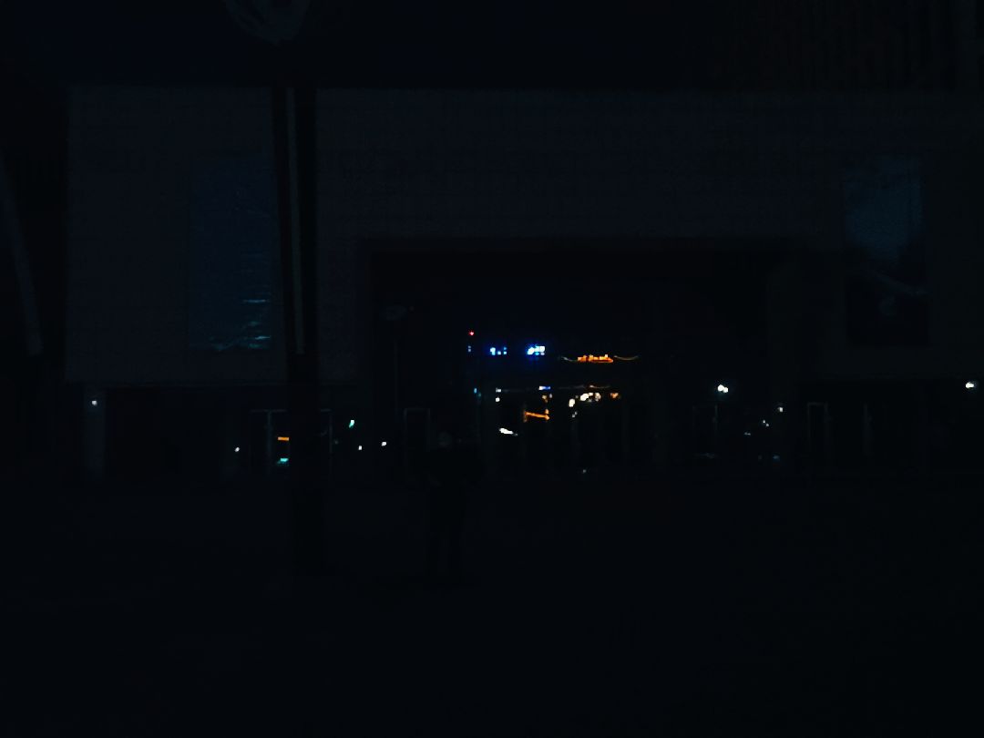 周二开始本周夜跑啦!配一个乌漆麻黑的图