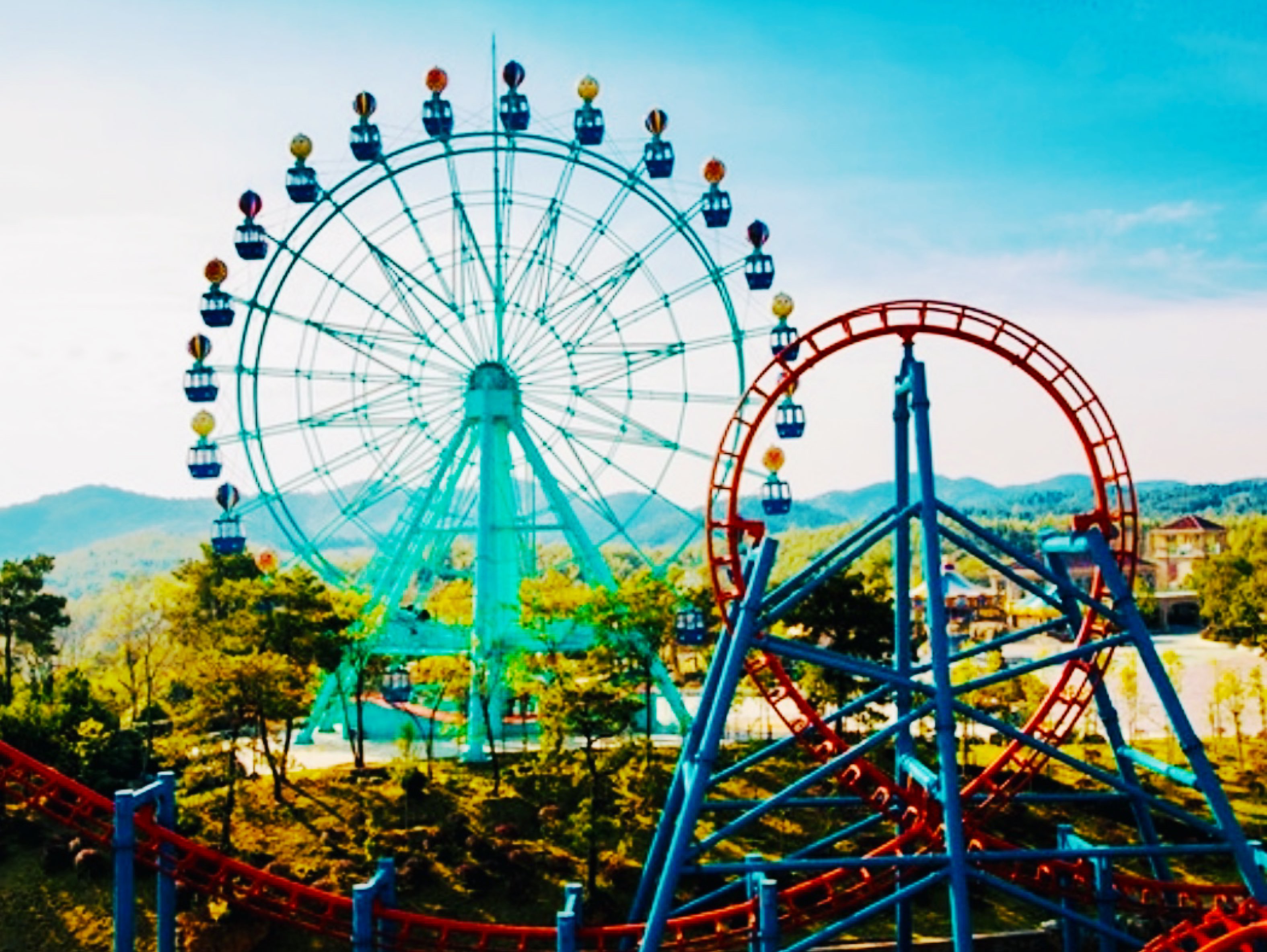 《南京银杏湖》(旧照片)在南京江宁青山环抱之中,有一生态区,它碧水