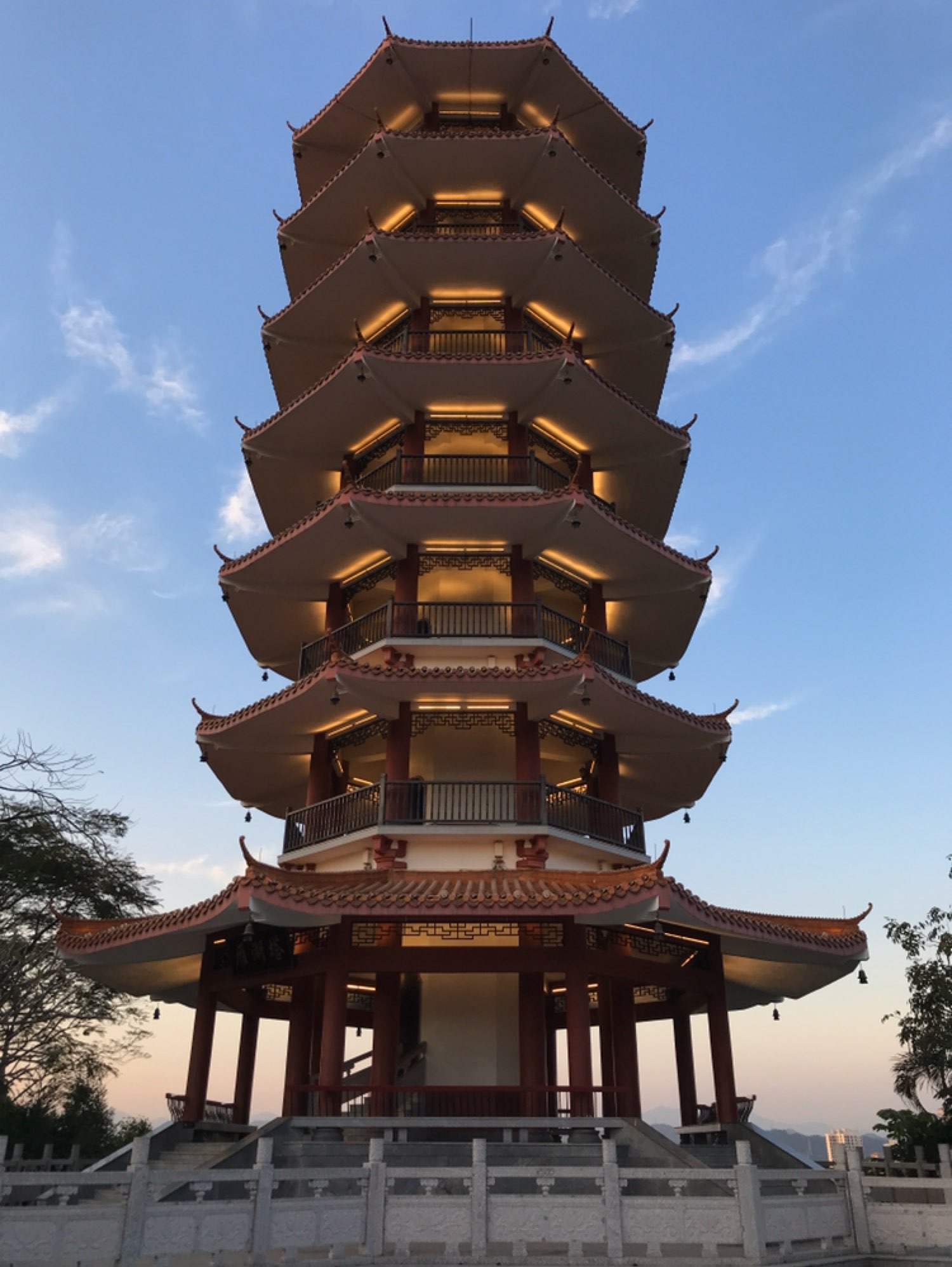 第292次,在结束凤岗出差前,趁天黑前到雁湖公园小山顶上看看,在蓝天和