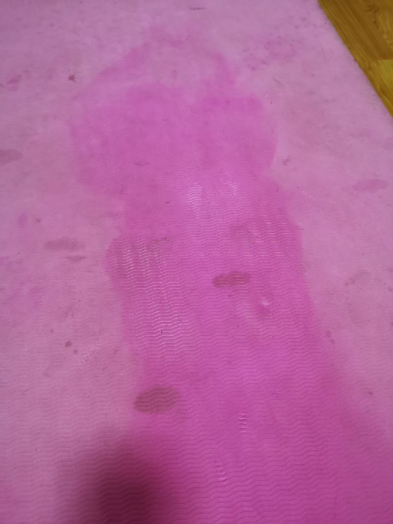 练这个其实是想躺着休息下,没想到还在继续流汗,垫子都湿了.