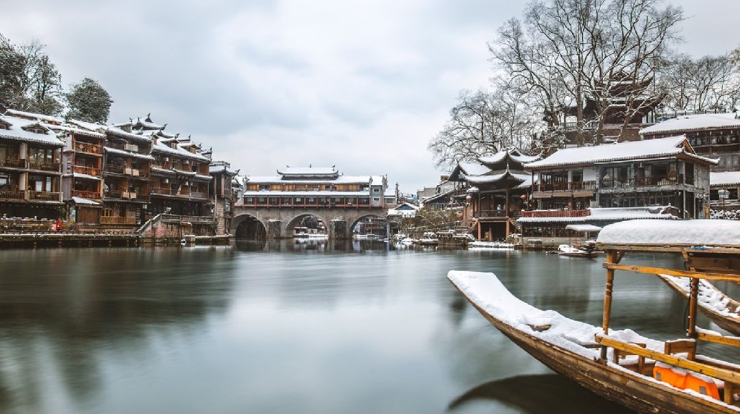 原自己强大到无需宠无需疼,凤凰古城雪景继续