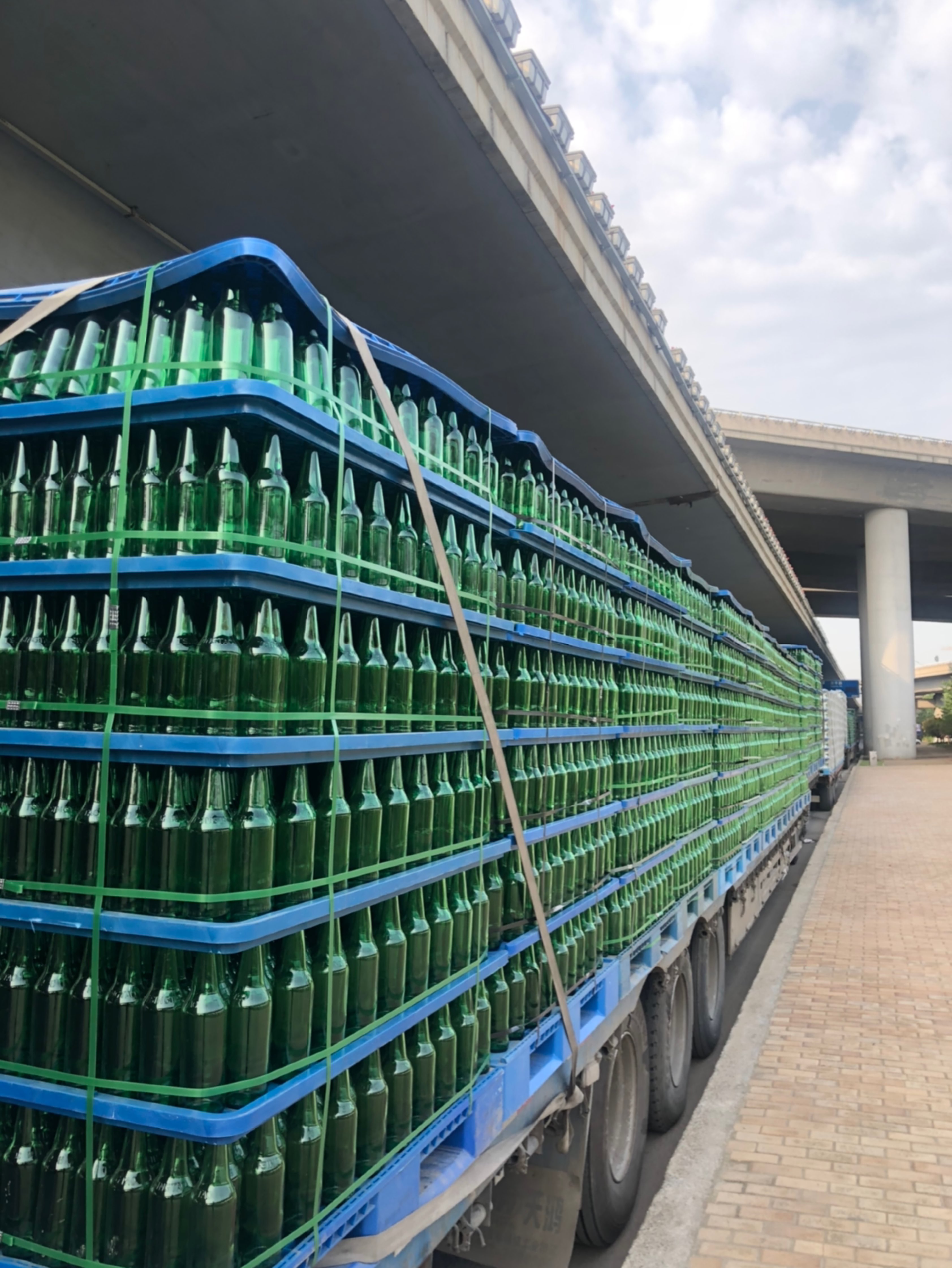 看来跟啤酒缘分不浅,门口的酒瓶回收车甚是壮观 柳絮比较多,并没有