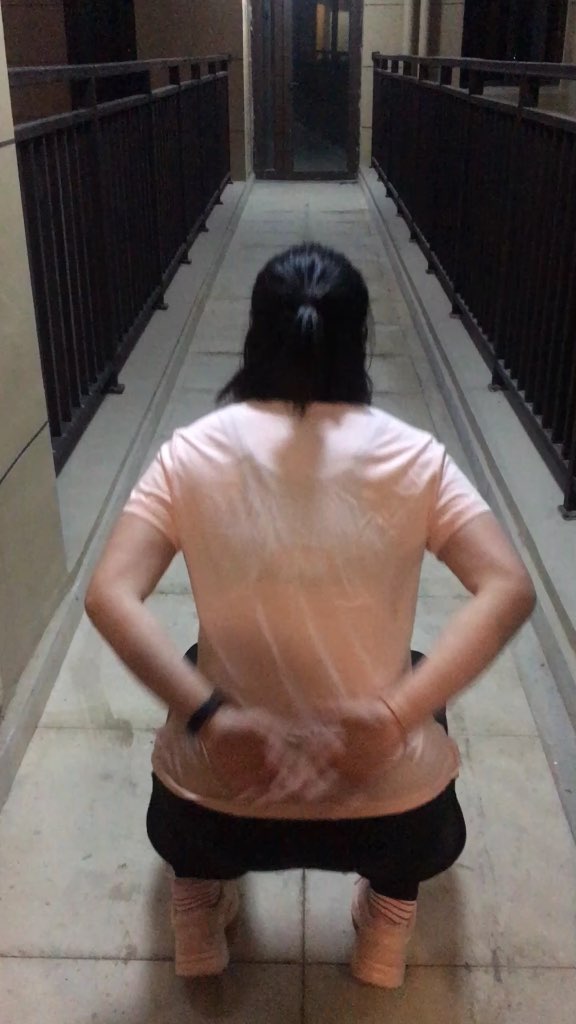 庞大的身躯,不是特别标准的蛙跳,此刻腿已经废