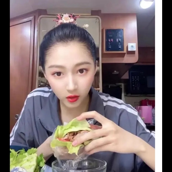 关晓彤版的生菜汉堡太好吃了,还不长肉[星星眼][星星眼],有空可以试试