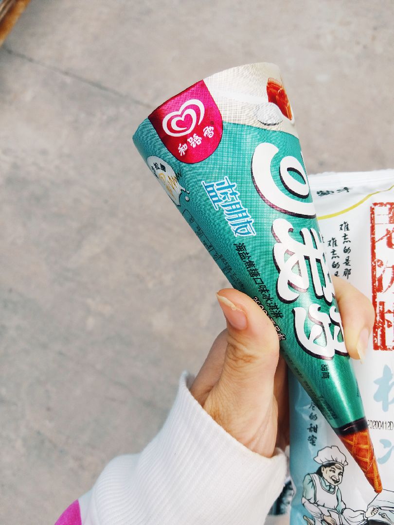 又吃了海盐味的可爱多[doge] 虽然我每次吃海盐味,吃到最后都觉得很腻