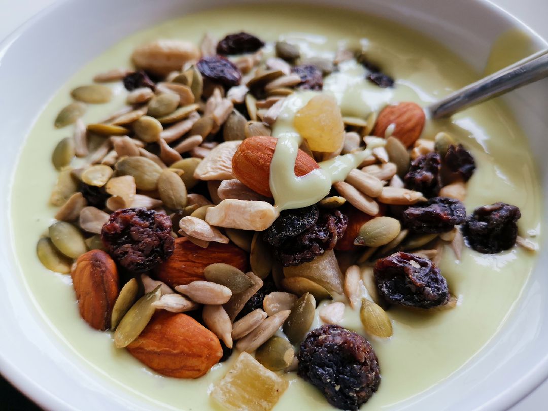 牛油果奶昔配坚果