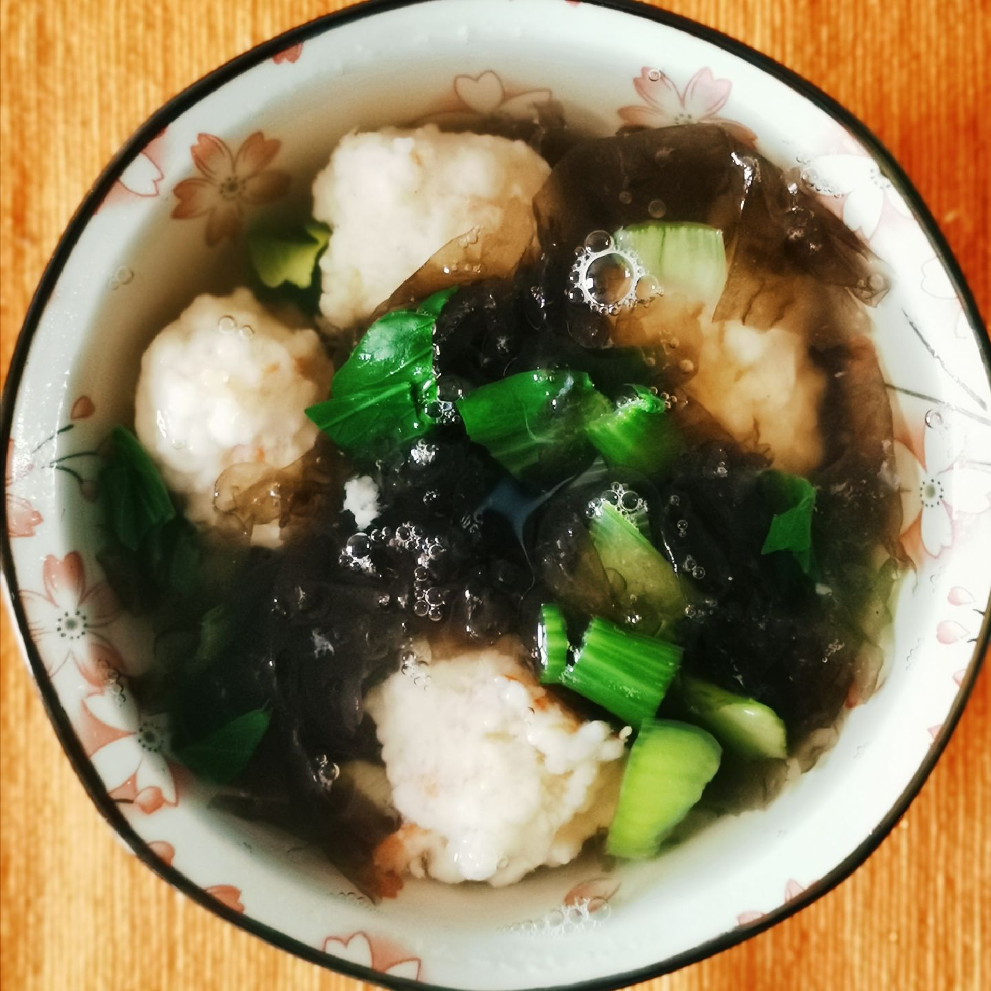 汉堡,虾丸紫菜汤,加几个洋葱圈