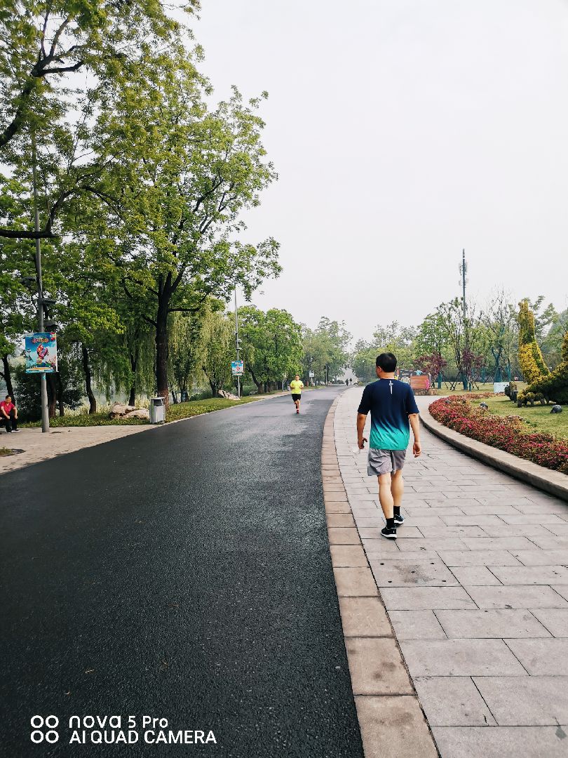 晨跑打卡~玄武湖雨過天啨跑步旅遊風景如畫回去上班 ~未戴跑鞋,小白鞋