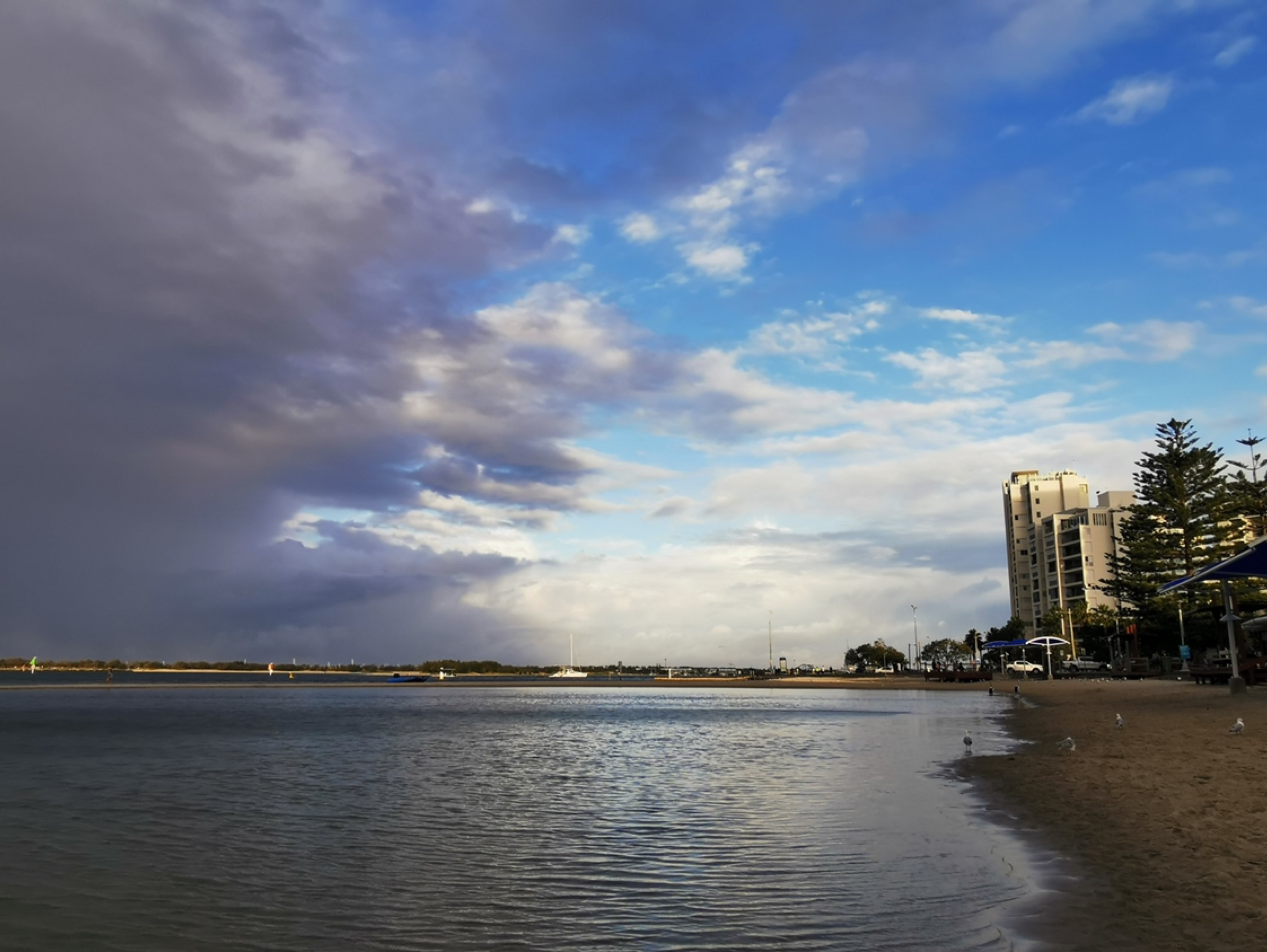 這周在biggera waters的海邊跑 今天本來天氣還行 到了那裡颳風下雨