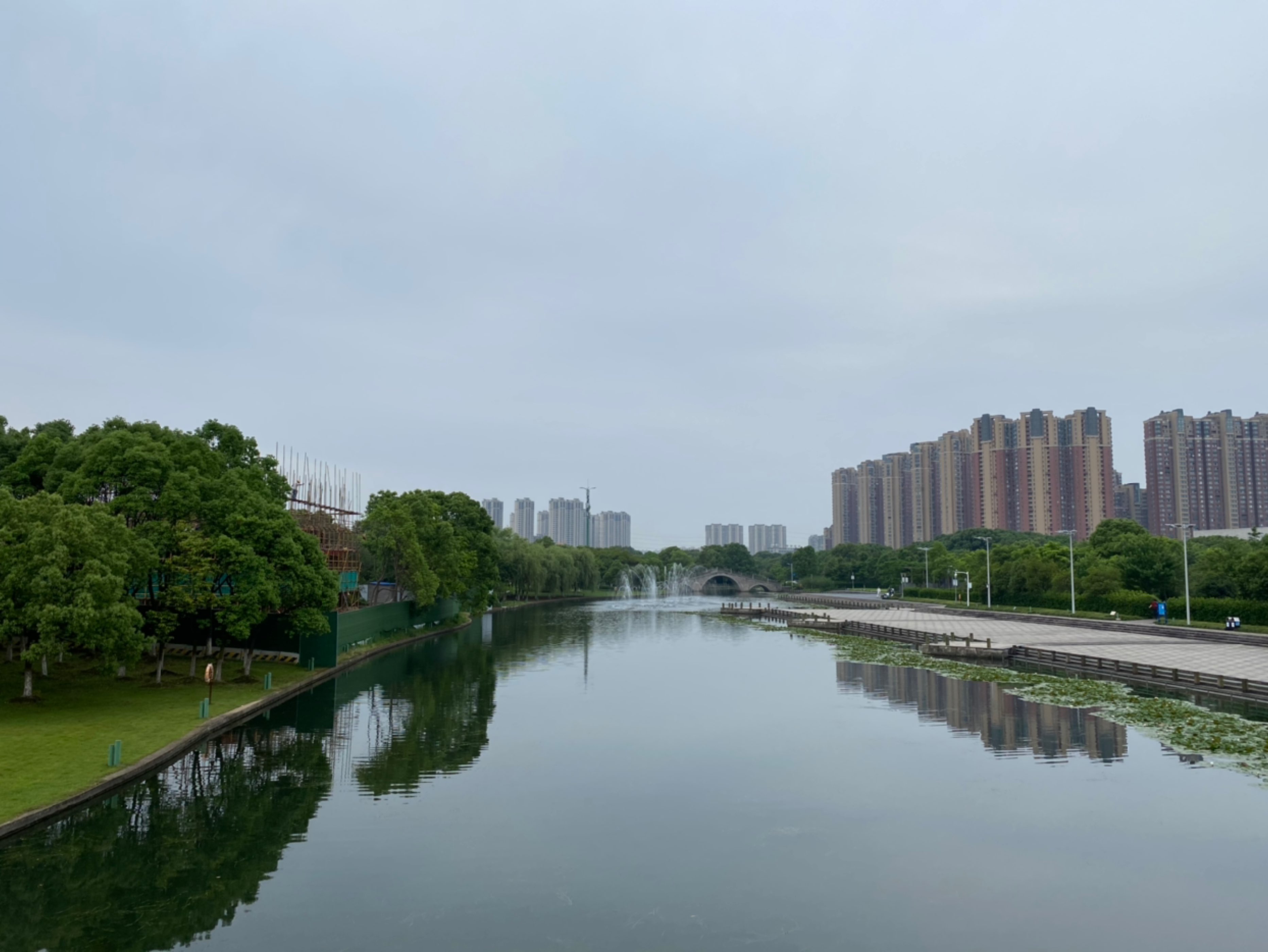 第一次見到凌晨5點的院士公園,看起來不像