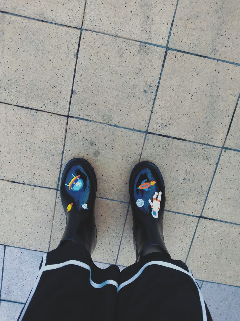 想到今天出门穿了雨靴,结果白天一直没下雨,捂的脚也不舒服,于是下班