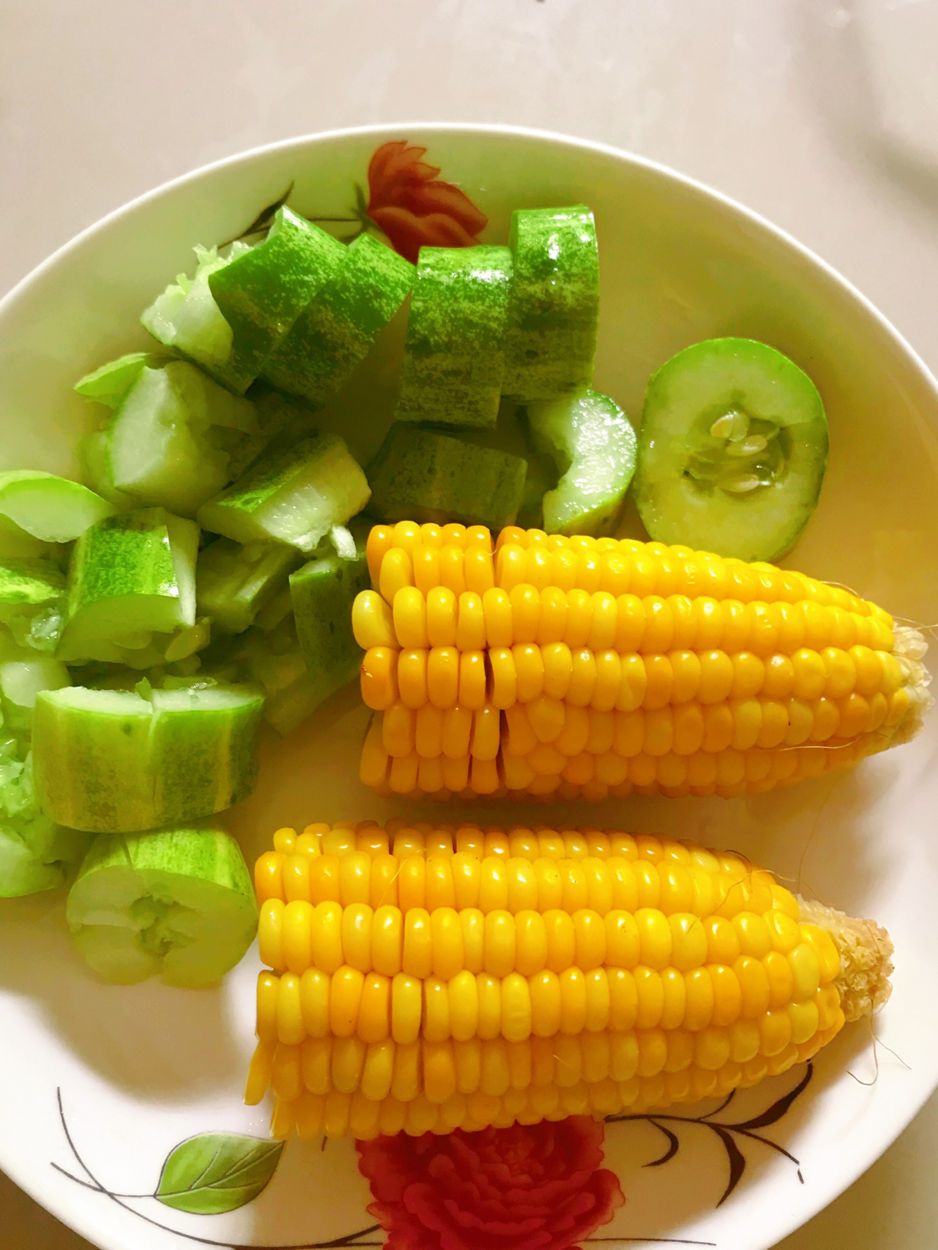 早餐黄瓜和玉米还有鸡蛋忘拍啦今天吃晚餐的时候嘴馋吃了一包面还有