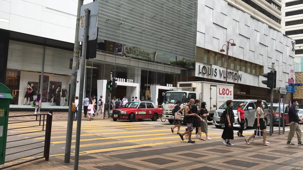 中午香港的尖沙咀广东道,地铁站内的人流移动……[哈哈]