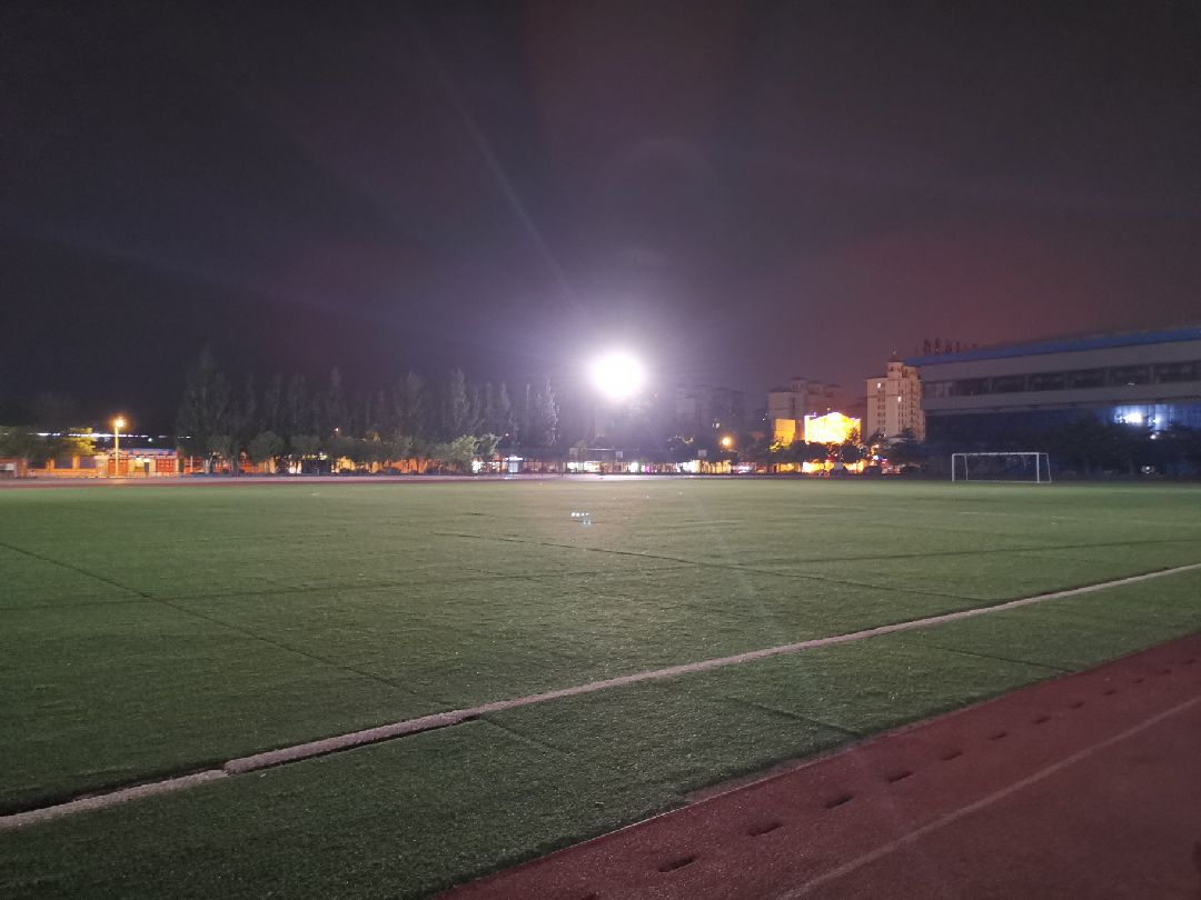 05公里, 33分43秒  完成 巴特尔体育场  开启跑步实况