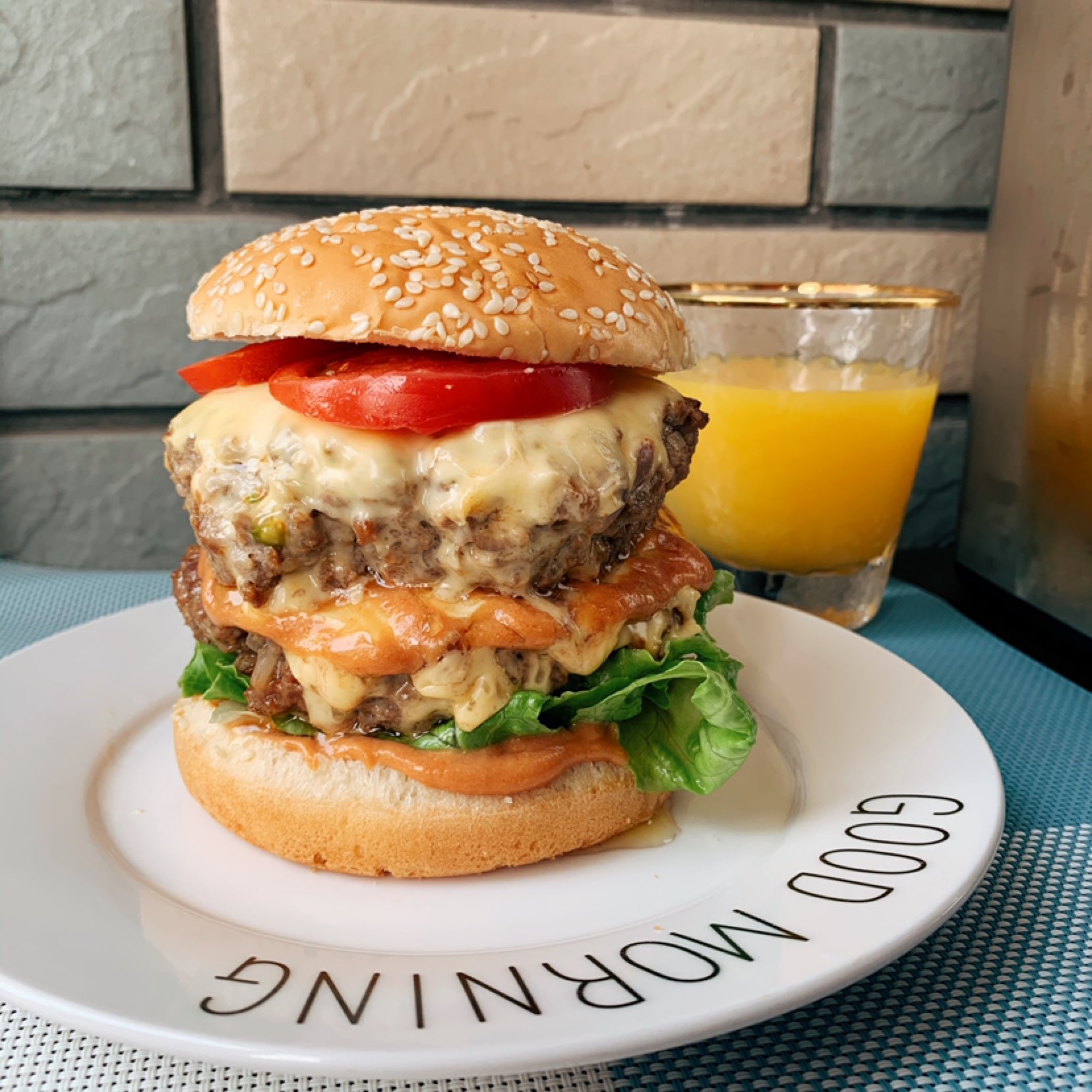 周末双倍快乐自制双层手工牛肉芝士汉堡