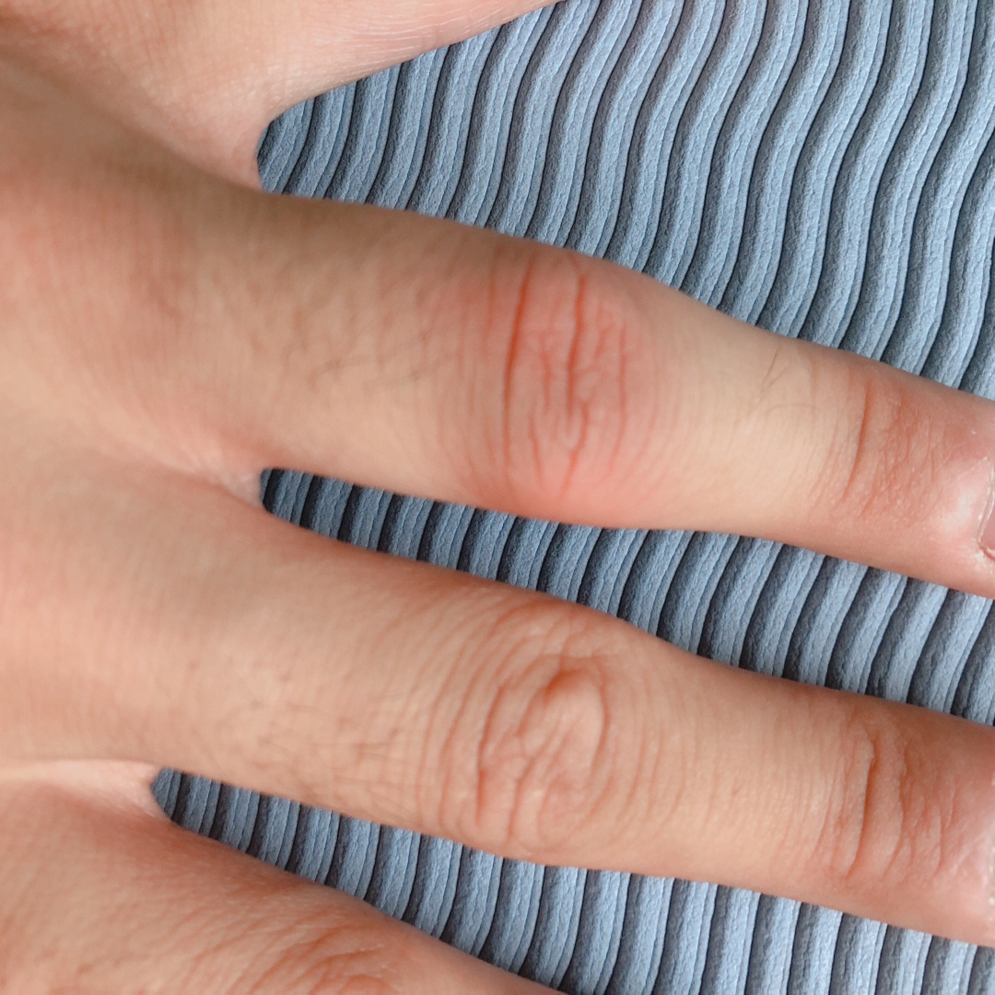 完成  腹肌撕裂计划  第7/14日打卡,用时38分钟 打完球戳了的手指跟