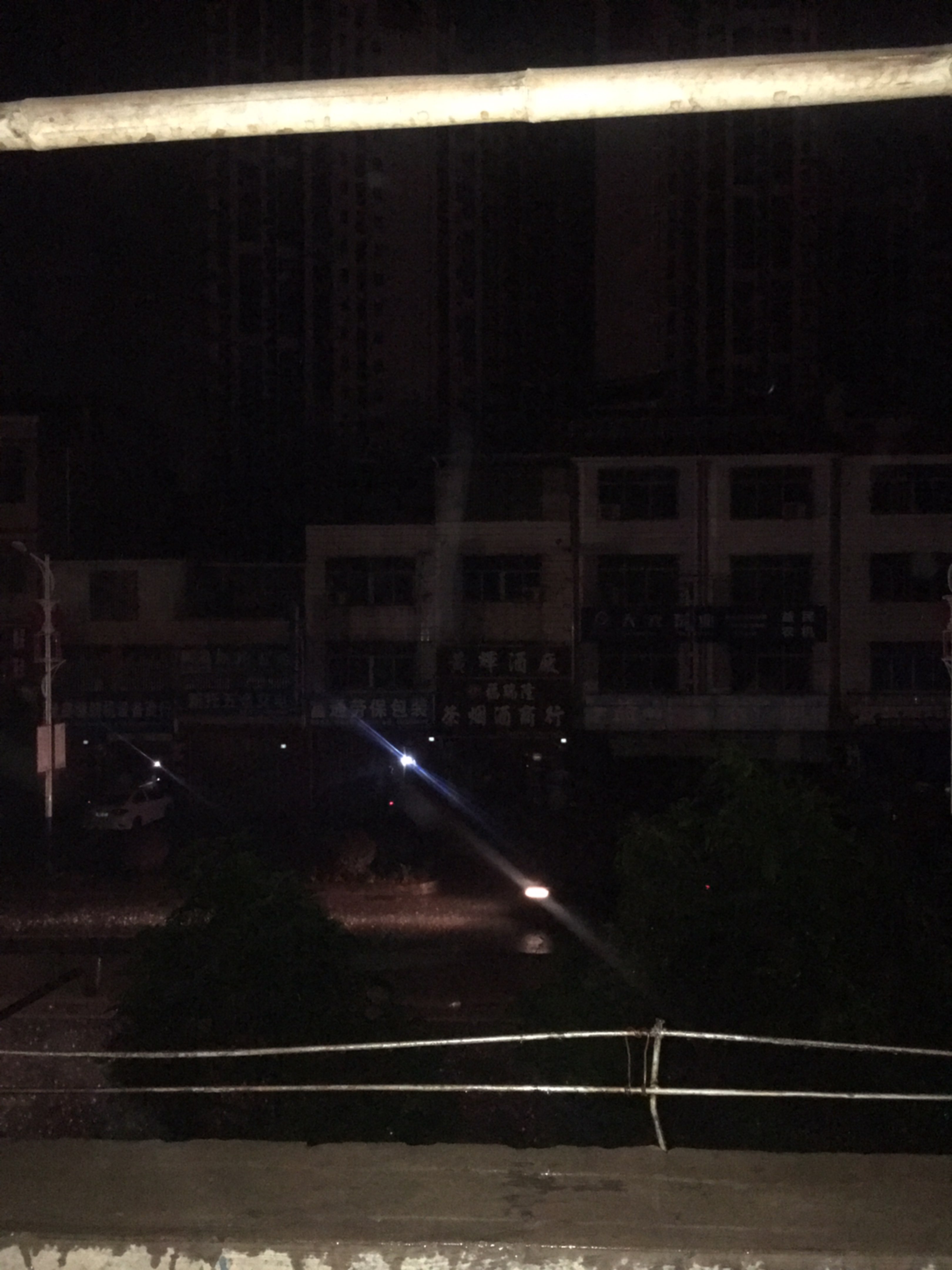 狂风暴雨电闪雷鸣,然后停电[苦笑]长时间的降雨,人都要抑郁了[流泪]