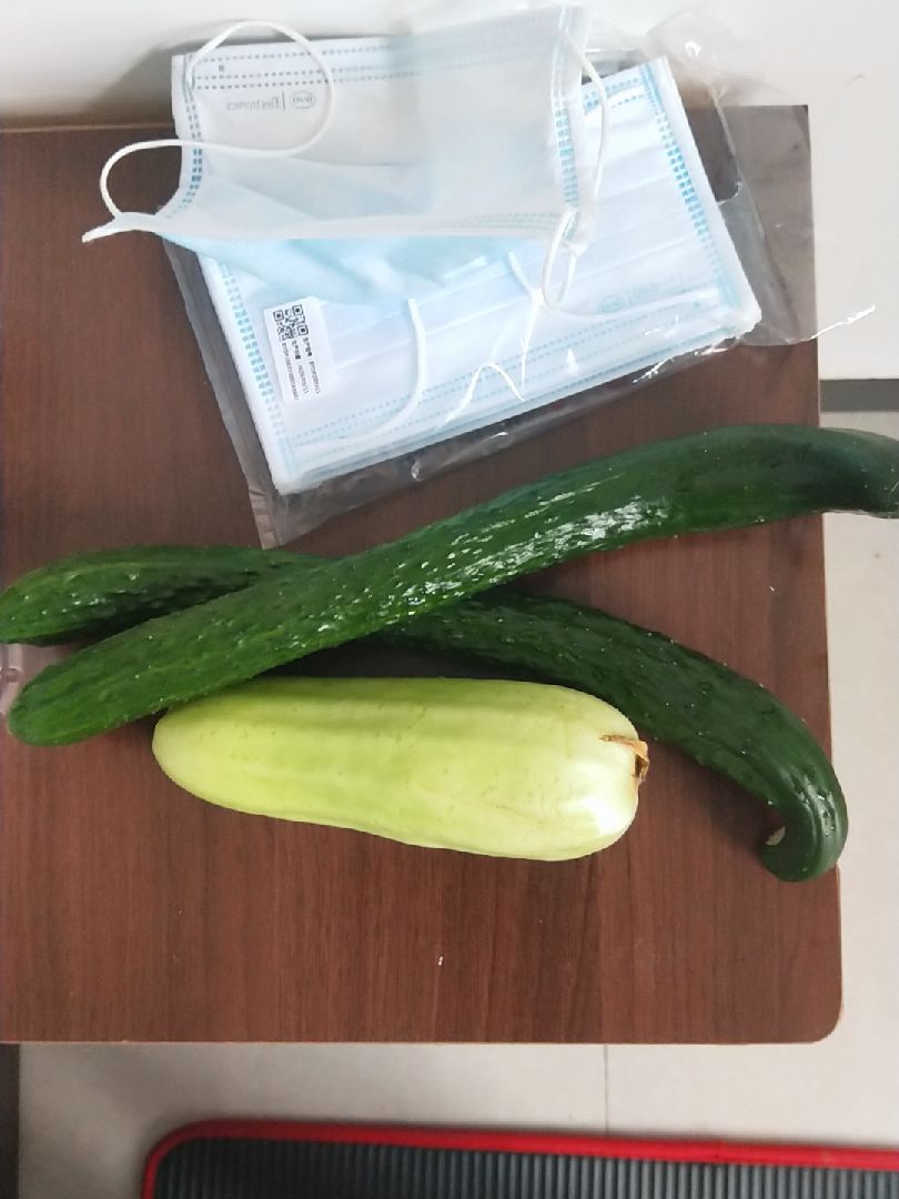 刚摘的黄瓜菜瓜.