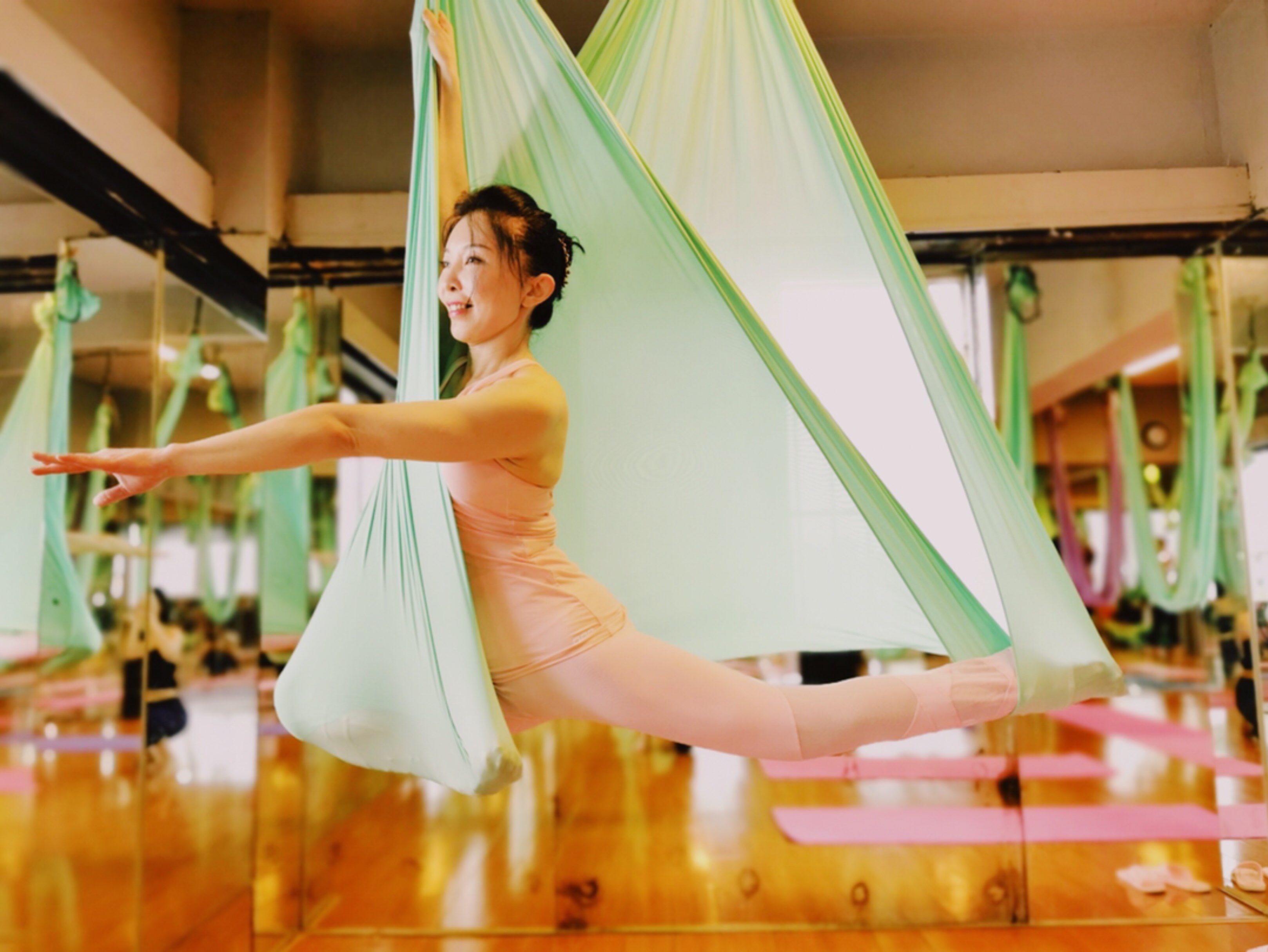 谁持彩练当空舞,唯有空中伽人来～～[吐舌][吐舌]空中瑜伽,刚柔并济