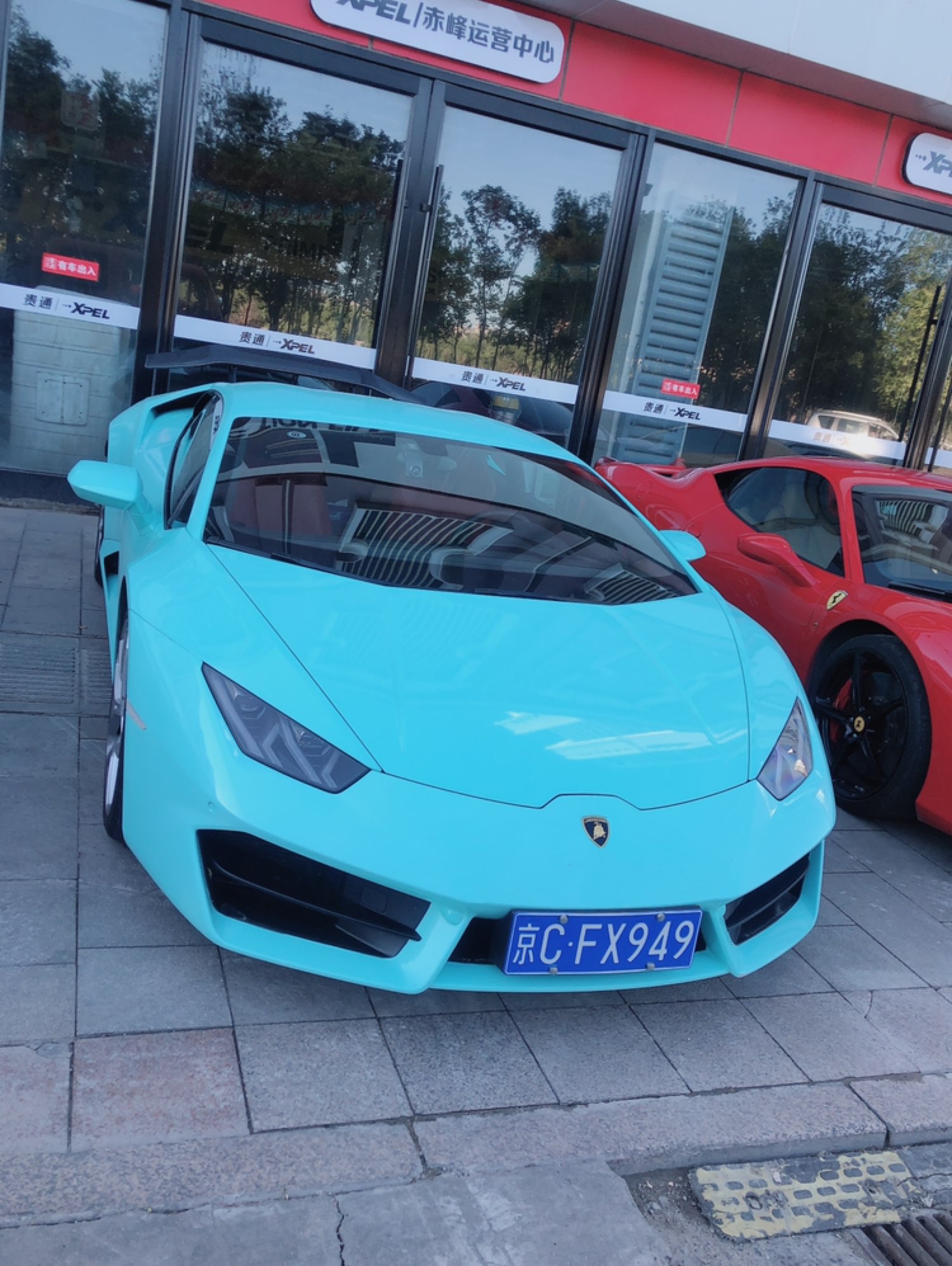 跑完步回来看到一排跑车好喜欢这个蓝绿色的