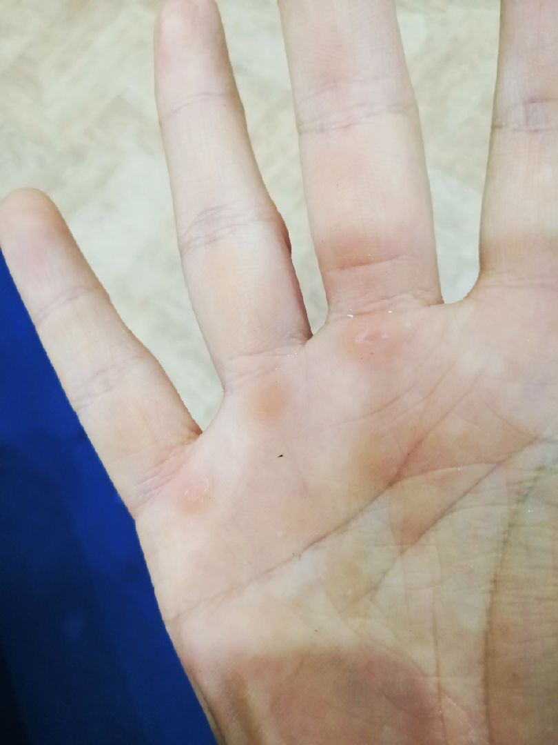 一个撸铁女人的手的正反面,要想人前显贵,必定人后遭罪!加油( _)