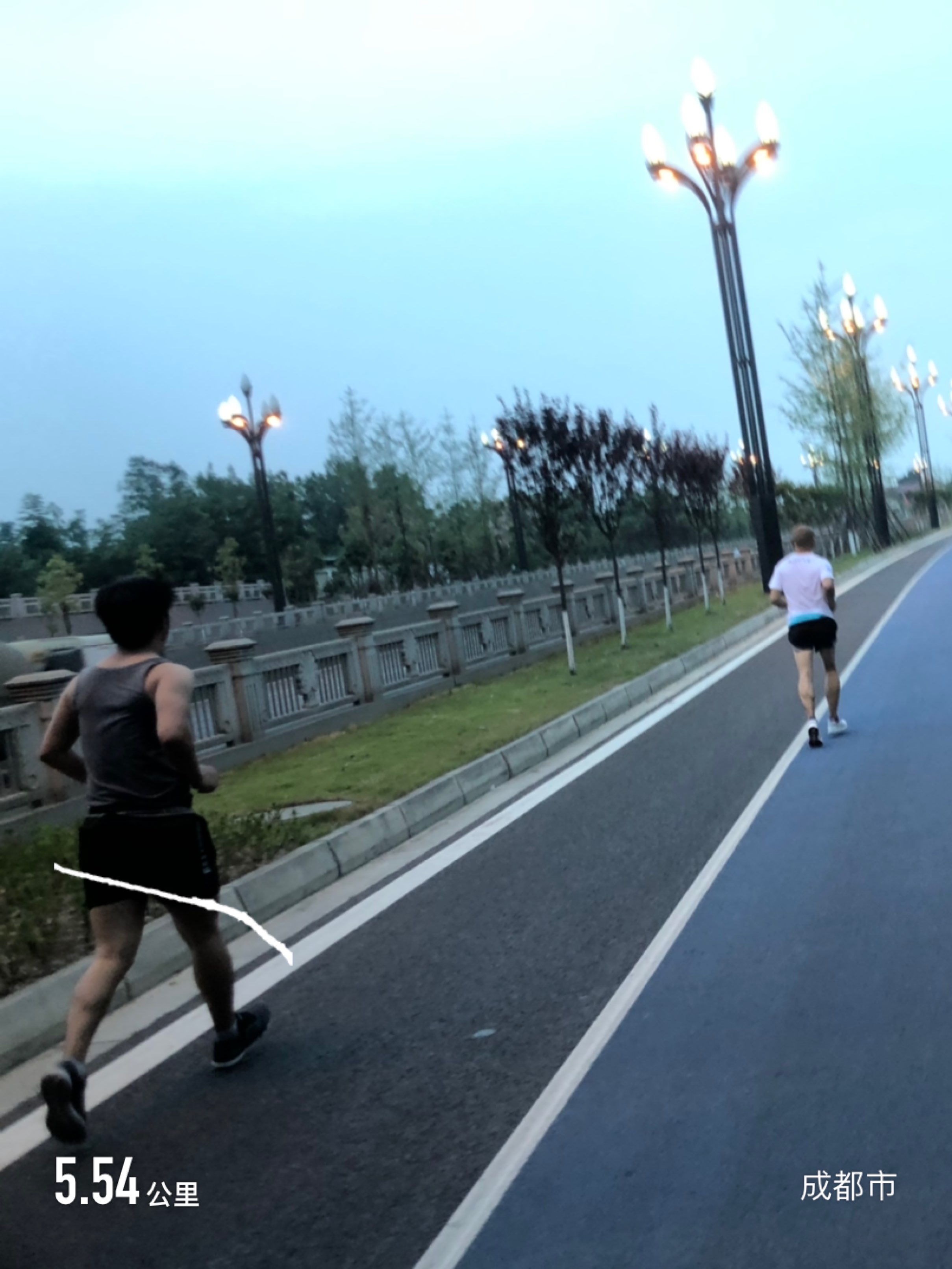 找到组织了……昨天练腿……今天一瘸一拐跑步♀这次不是开玩笑的了