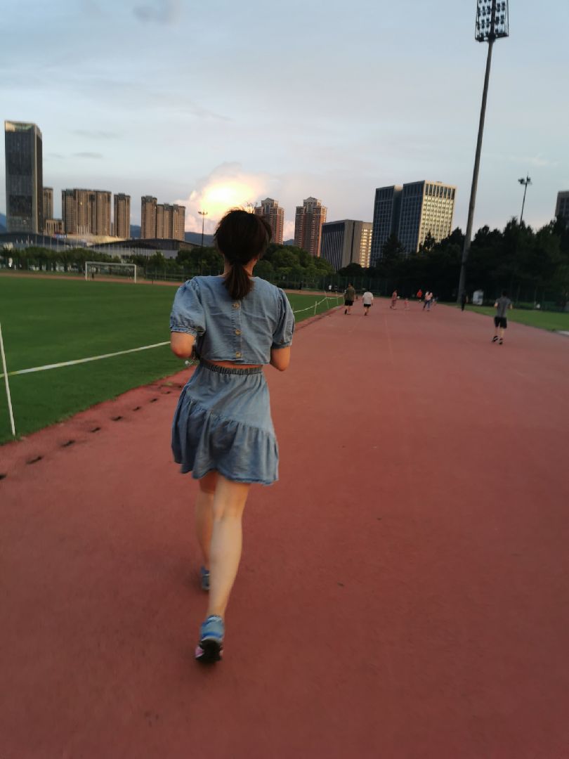 梅湖打卡第一天,这位女士穿裙子陪我跑!