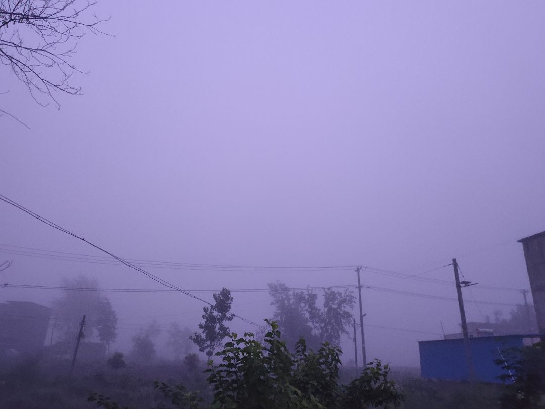 今天早上五点出门的时候 天气雾蒙蒙的 还下着一点小雨 本以为不会再