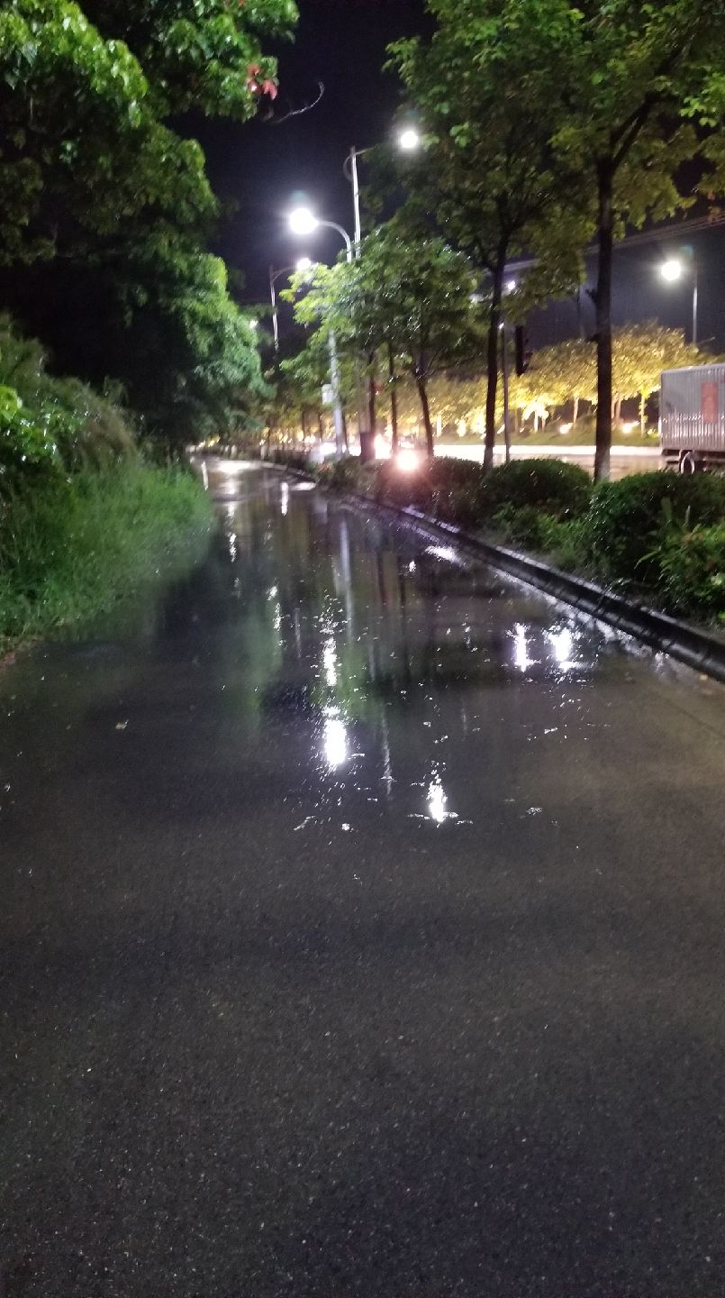 跑步被淋成落汤鸡