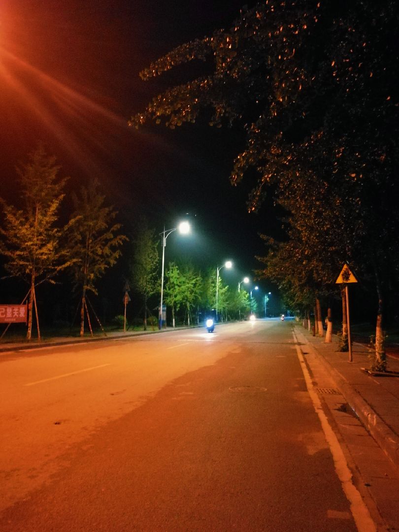 夜晚的路灯照片实拍图片
