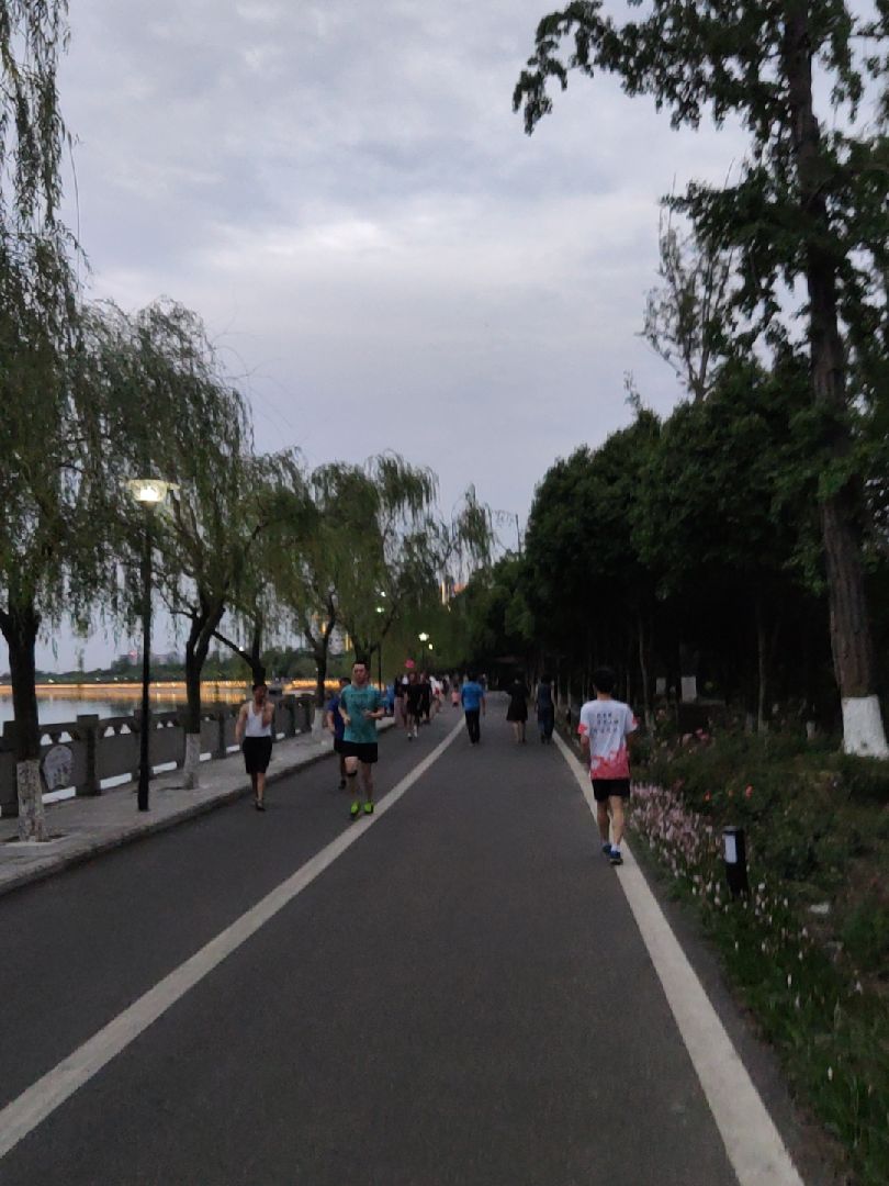 江边好多人散步啊,好久没来了,这么多人