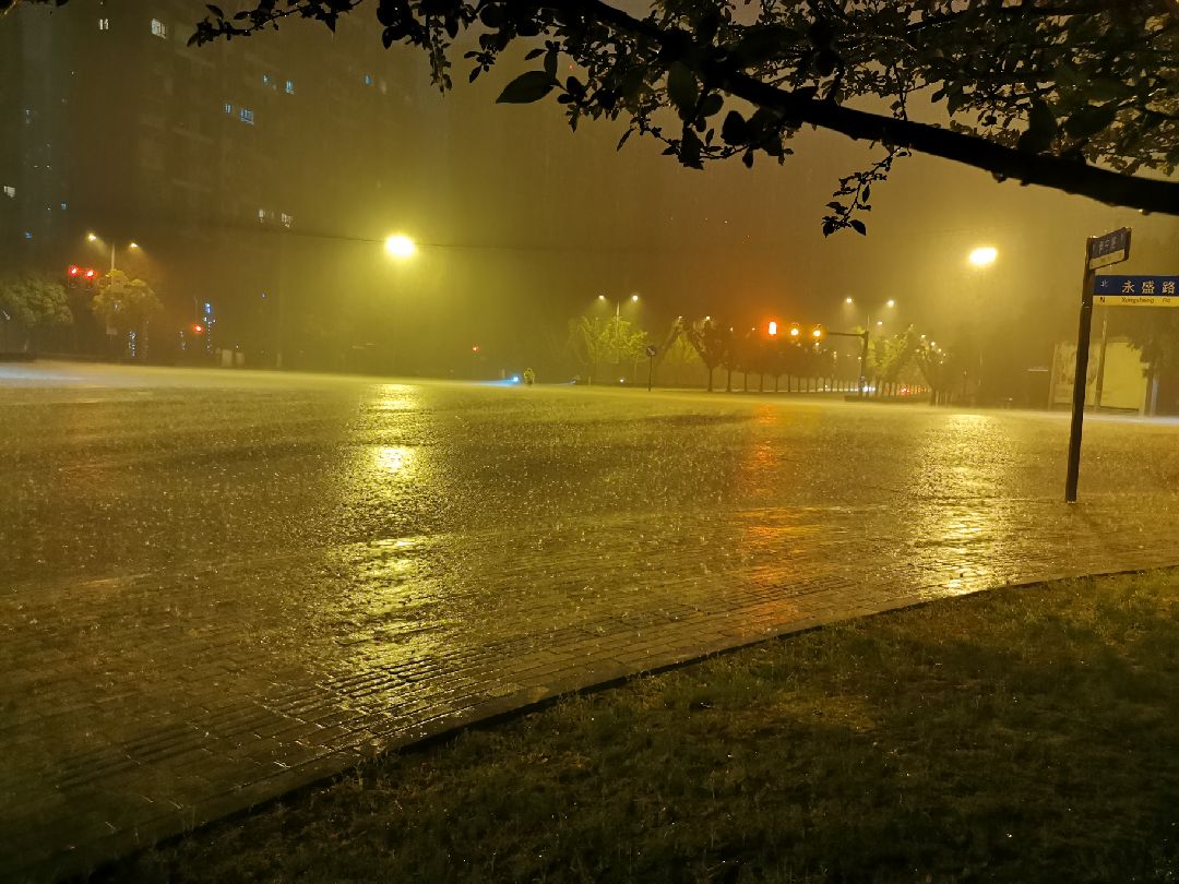 下雨挨浇图片