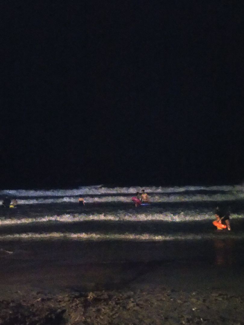 高温的晚上跑起来,难受,来吹吹海风,看看比基尼