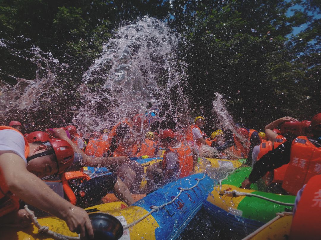 漂流可以说是一项运动了,打水仗,水盆泼水枪滋就对了,累到不行,两个半