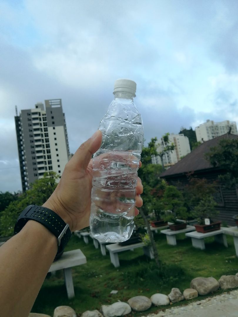 一瓶某牌礦泉水,一場自己的約定,黎晨5點開跑,完成了一場線上馬,自律