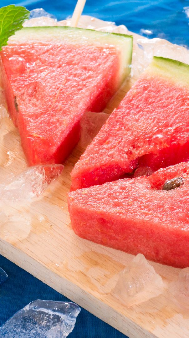 沁过井水的西瓜鲜活冰凉,完全不是平日冰箱里冰过的西瓜的僵冷,几口