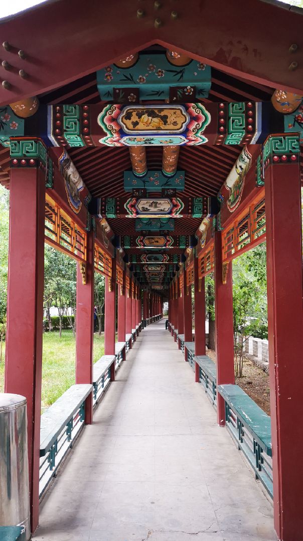 廊街画栋寂,消夏心意爽