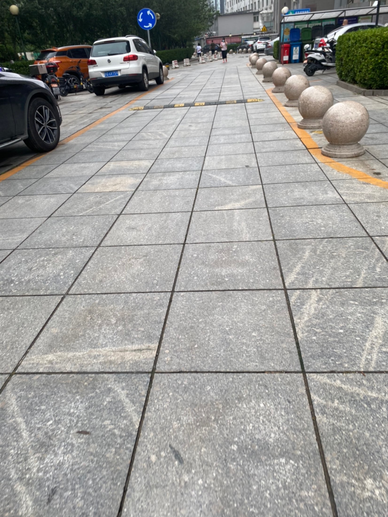 小区里刷圈一个毛线球 路面太硬 不习惯